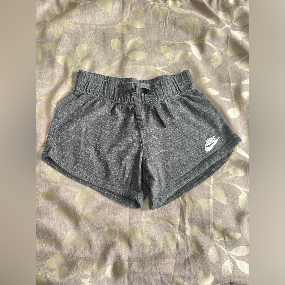 💥Sold💥Girls gray Nike lounge shorts sz m Pre-owned
